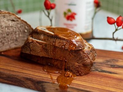 Brotscheiben mit Hagebuttenhonig