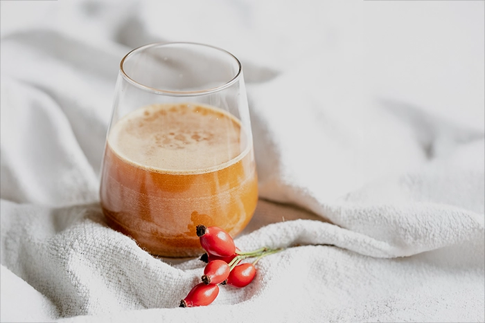 Hagebuttengetränk in Glas