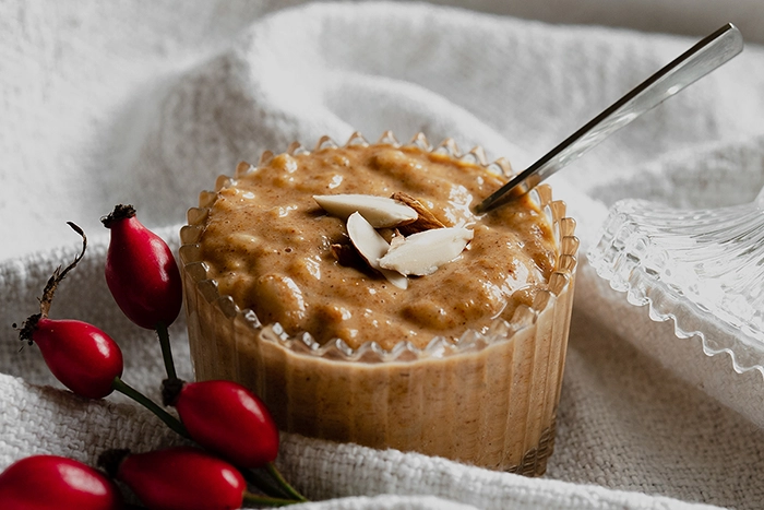 Hagebuttencreme in Glasgeschirr